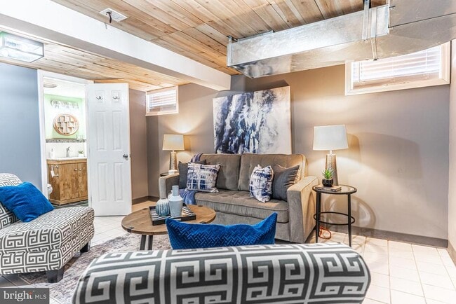 Building Photo - 2122 Arlington Terrace