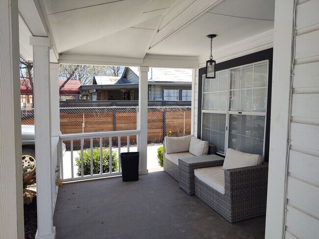 Building Photo - 2 bedroom 1 bath house