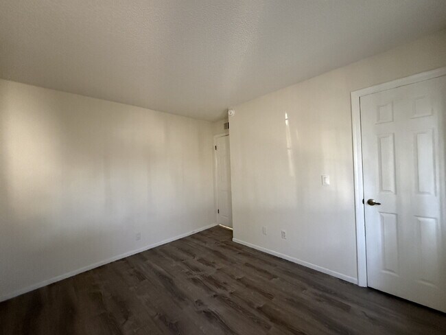 Building Photo - New Flooring, no carpet. 2bed 2bath Gated Community with a Swimming Pool