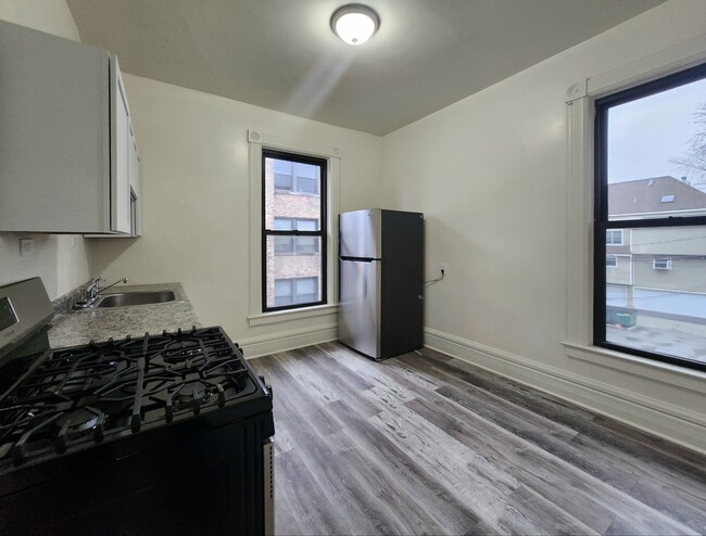 Building Photo - Large newly rehabbed Oak Park Jr 1 bedroom...