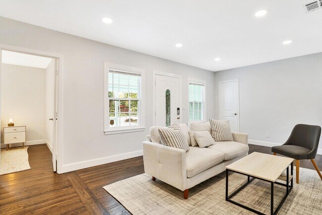 Building Photo - 413 36th St