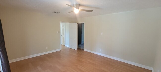 Building Photo - 11302 Meadow Lake Dr