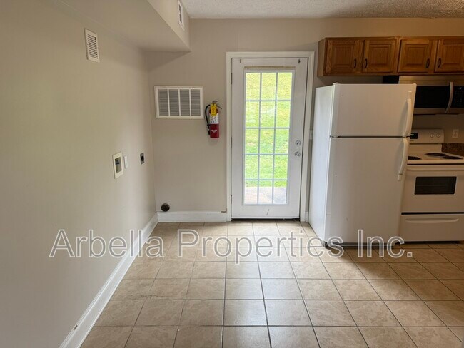 Building Photo - 133 Walker St