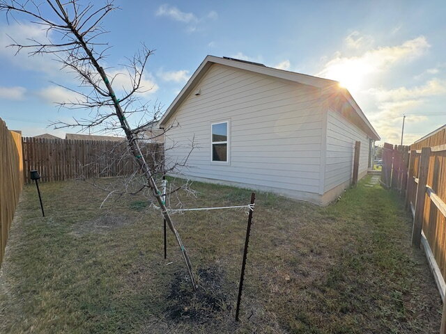 Building Photo - Medina Landing With Full Solar Power and Z...