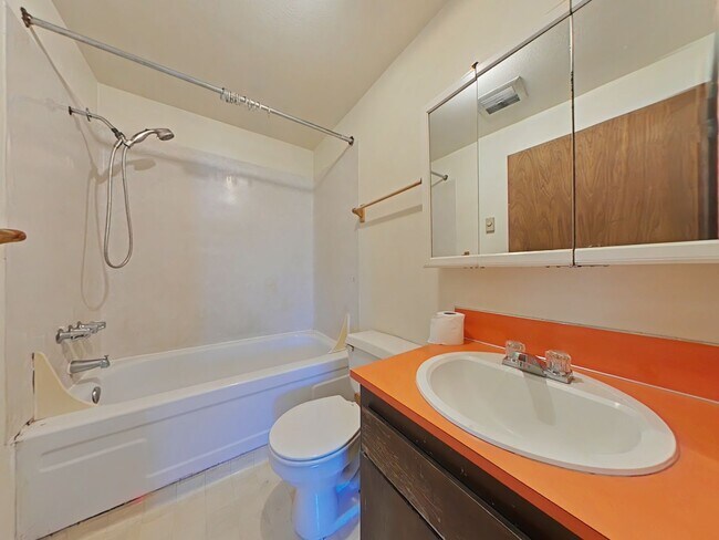 Building Photo - 2 Bedroom Townhouse ~ Centrally Located