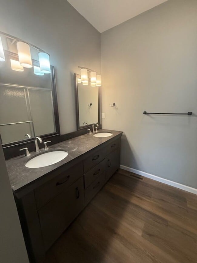 Building Photo - Charming 3-bedroom/2-bathroom single famil...