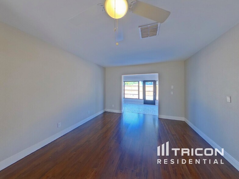 Building Photo - 1906 Radcliffe Dr N