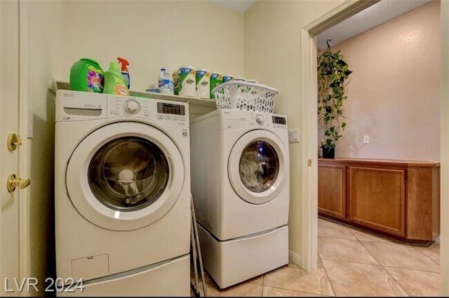 Building Photo - Entertainment Paradise: Fully Equipped Home with Heated Pool and Spa!