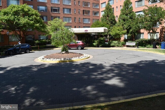 Building Photo - 1111 Arlington Blvd