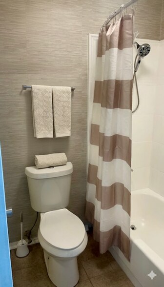 Building Photo - 903 Summit North Dr NE