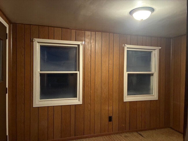 Building Photo - 305 E Meade Ct