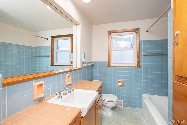 Building Photo - 685 Barrally St