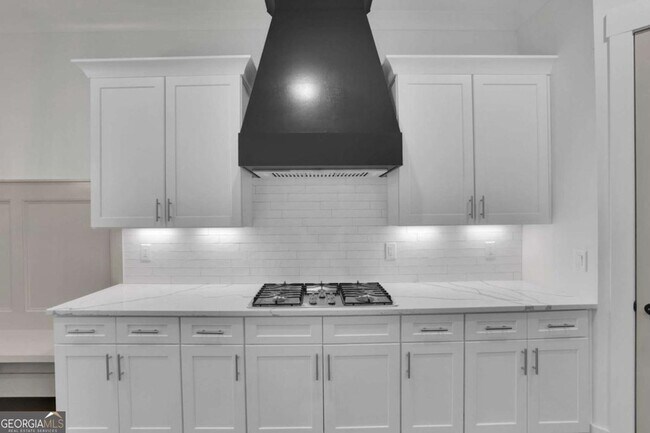 Building Photo - 6181 Shoreland Cir