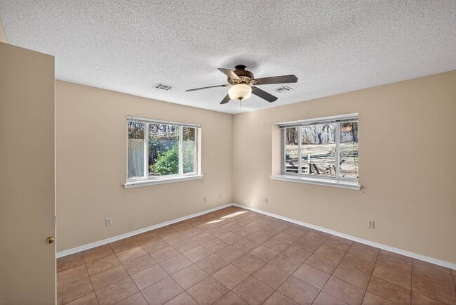 Building Photo - 1910 W 4th St S