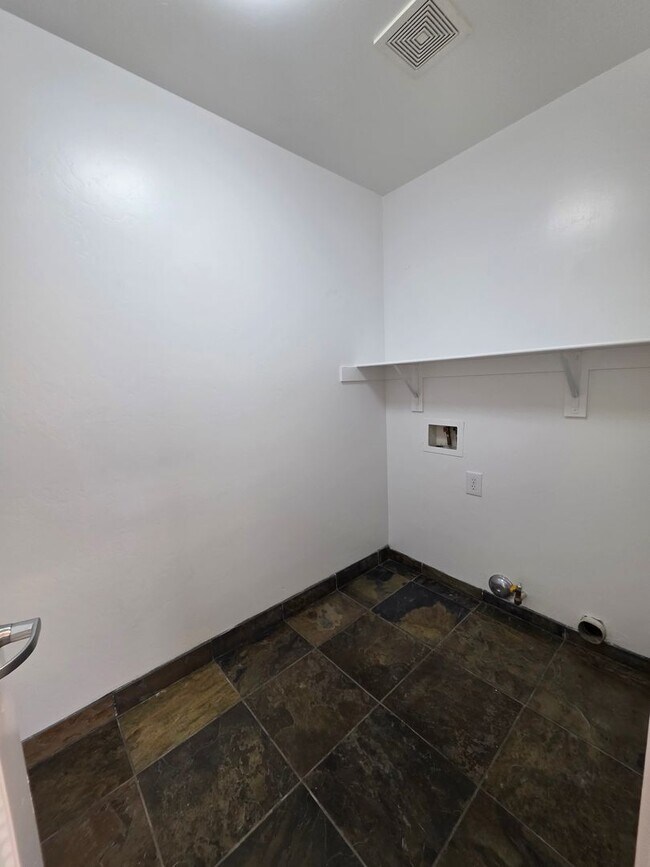 Building Photo - 315 Warren Ave