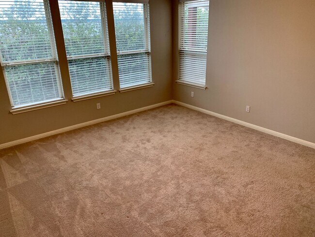Building Photo - Beautiful 4 bedroom, 2.5 bathroom home in ...