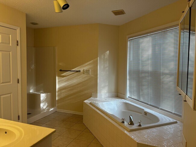 Building Photo - Town home located in Greenville