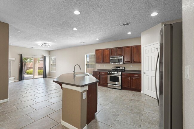 Building Photo - 224 Valle Alto Dr NE