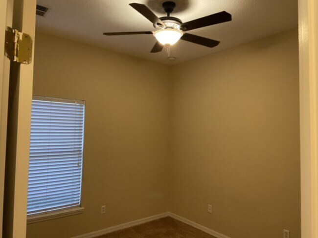 Building Photo - Spacious 4/2 in a Great Community!