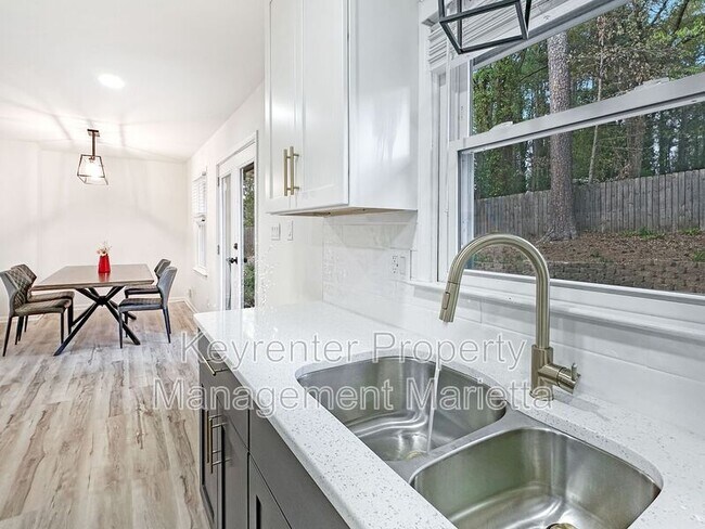 Building Photo - 651 Inglis Dr S E