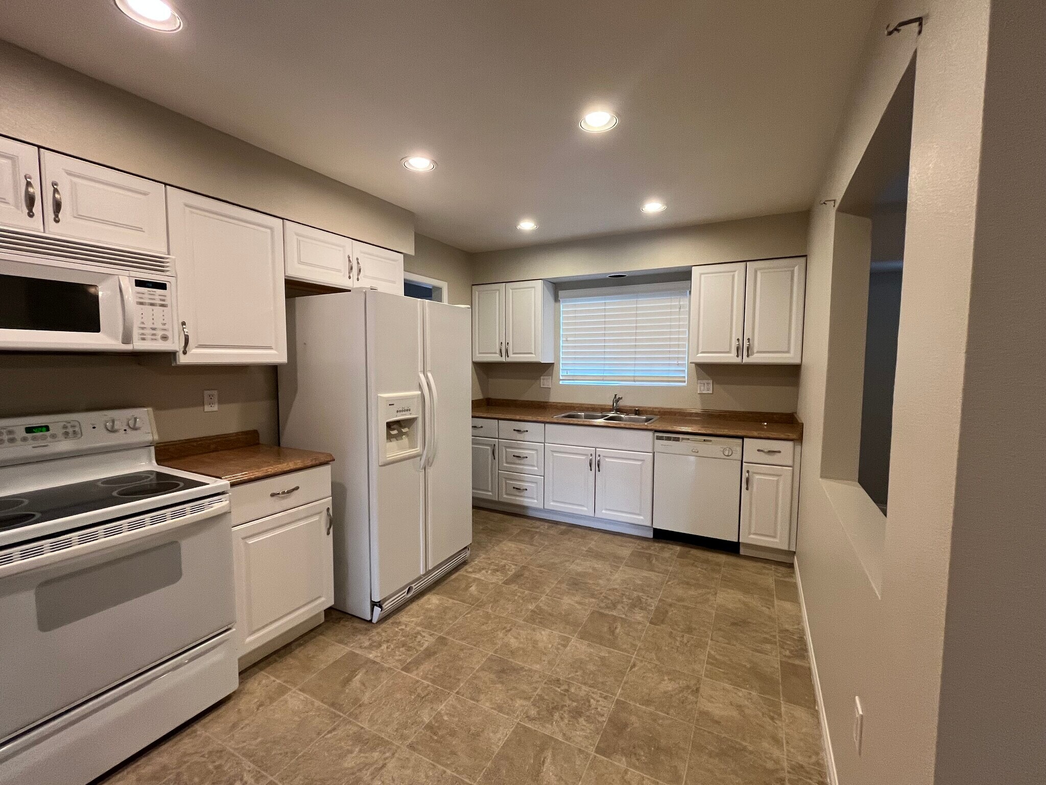 Kitchen - 25981 Coombe Hill Dr
