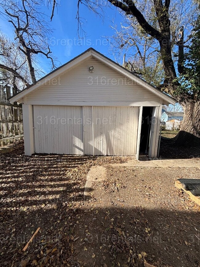 Primary Photo - 2 bedroom 1 bath available NOW!