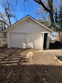 Building Photo - 2 bedroom 1 bath available NOW!