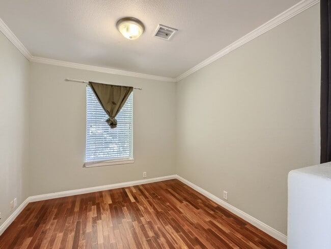 Building Photo - Beautifully partially furnished townhome in Las Vegas Country Club
