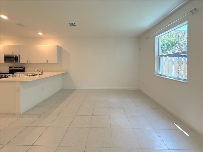 Building Photo - 1060 SE 26th Ter