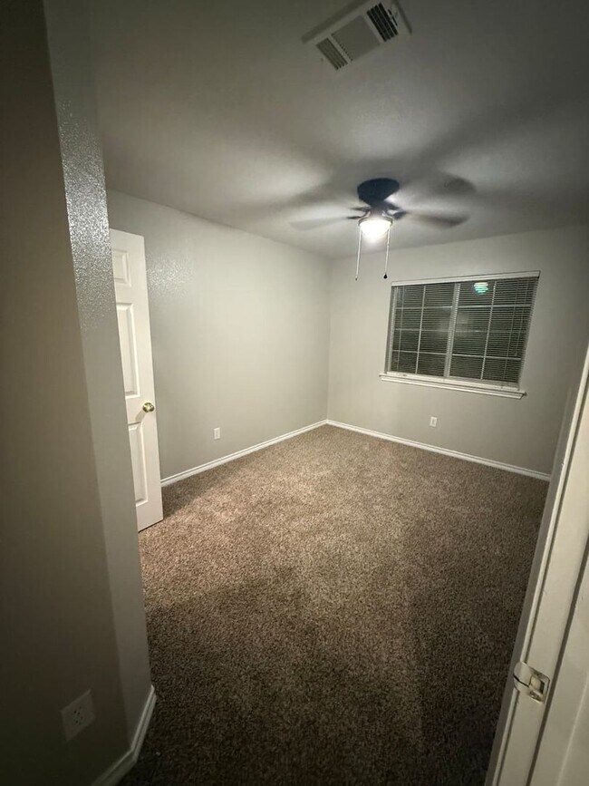 Building Photo - Spacious 3 bedroom / 3 bath duplex in convenient location