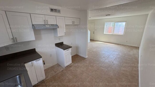 Building Photo - 2 bedroom 1.5 bathroom townhome (Move In Special Available OAC)