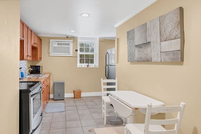 Building Photo - Charming Inglewood bungalow apartment just minutes from downtown!