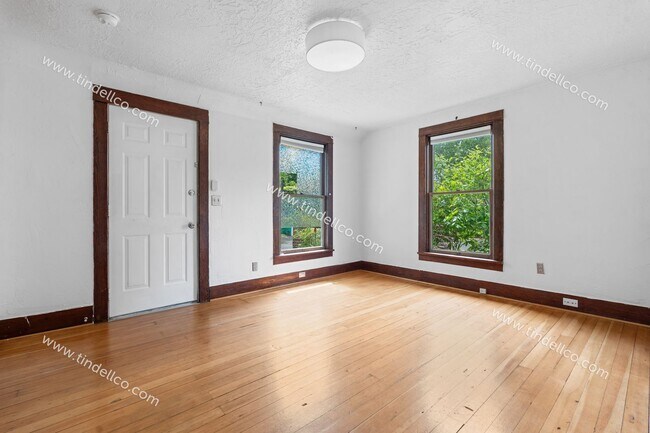 Building Photo - 113-02