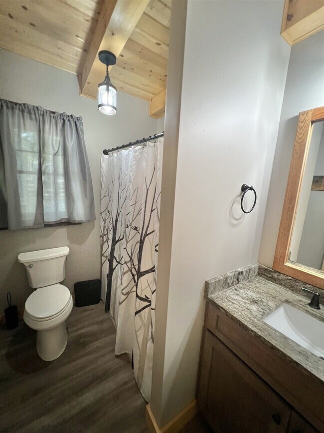 Building Photo - 322 NW River Rd