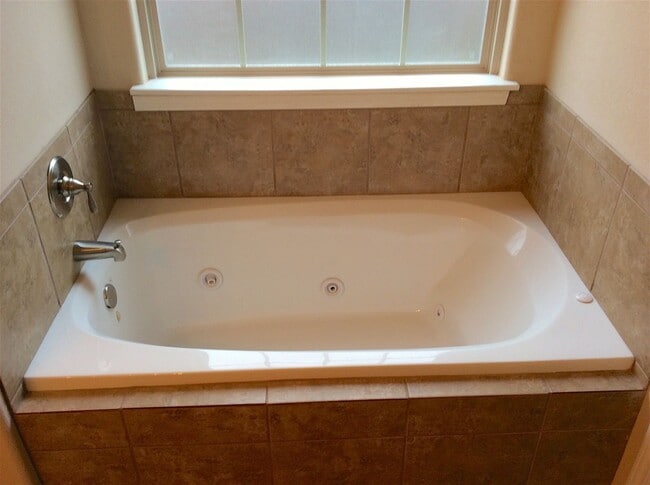 Building Photo - 605 Torrington Wy.