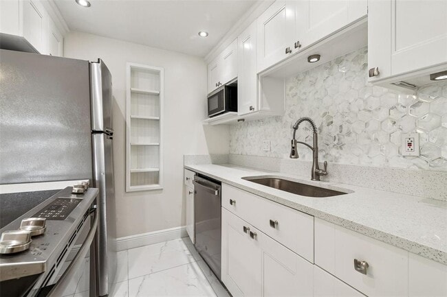 Building Photo - 2302 S Manhattan Ave