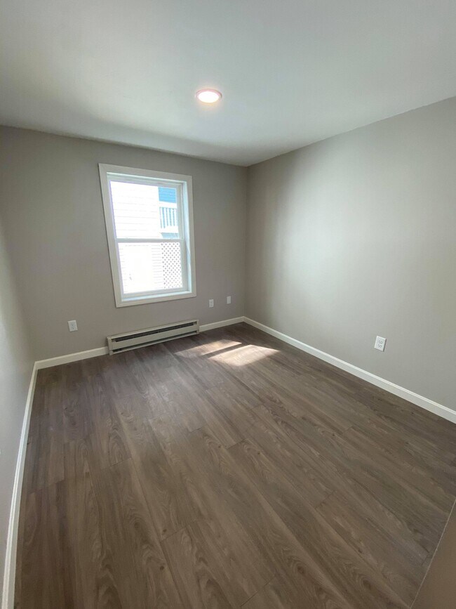 Building Photo - 1341 Main St