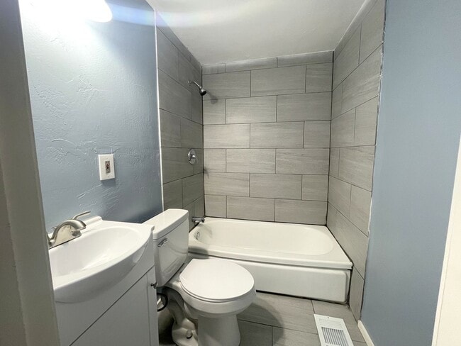 Building Photo - Large 3 bed 1 bath Home