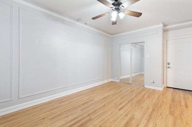 Building Photo - 5860 N Kenmore Ave