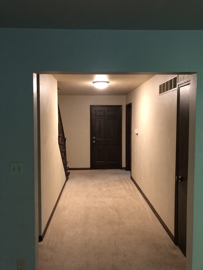 Building Photo - 630 W Briar Ln