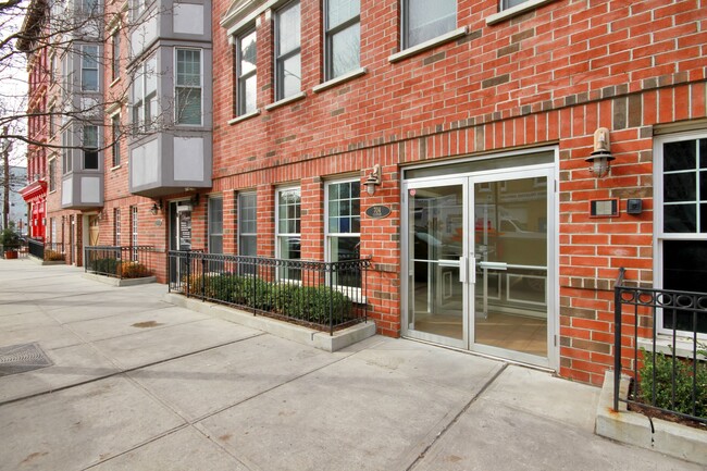Building Photo - 704 Clinton St