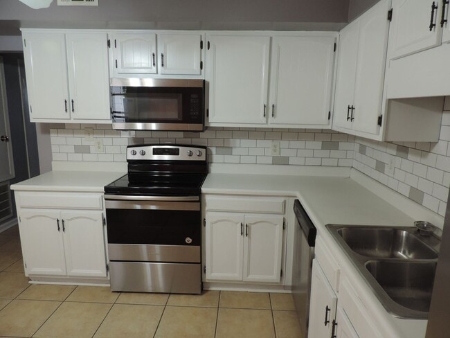 Building Photo - 8807_HUNTER_RIDGE