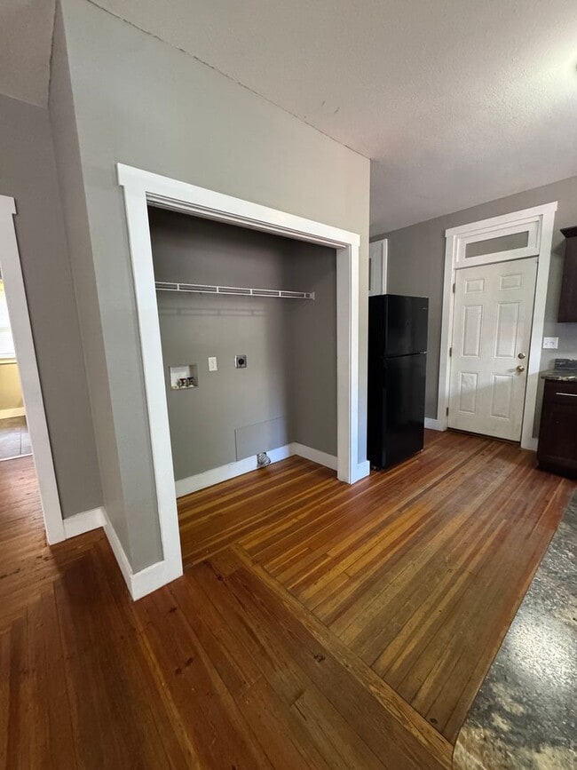 Building Photo - 5 Bedroom, 1 Bathroom Home