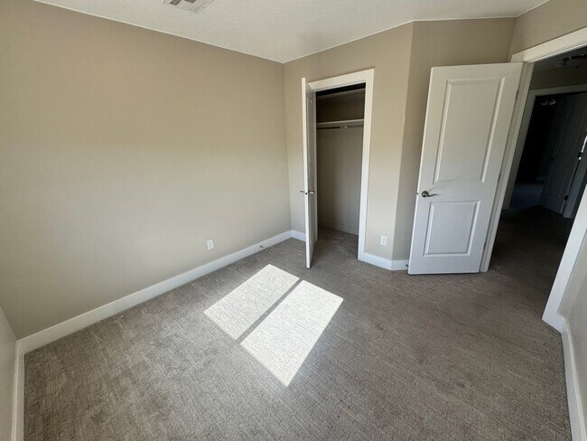 Building Photo - Desert Hills Townhome