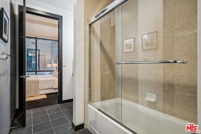 Building Photo - 655 S Hope St