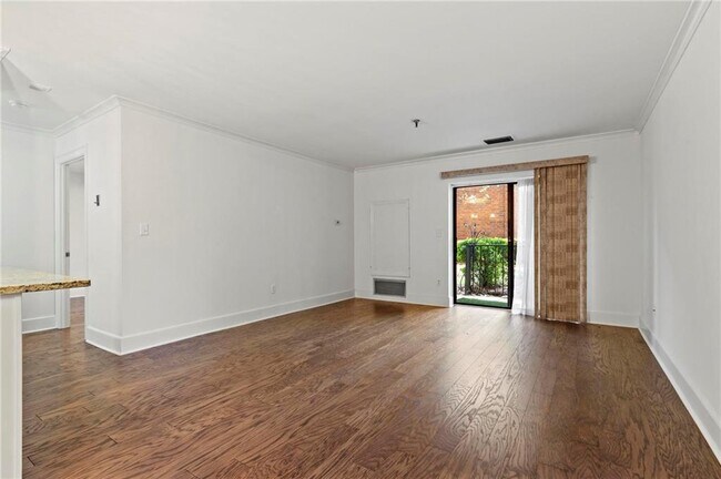 Building Photo - 300 Johnson Ferry Rd