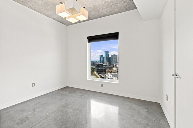 Building Photo - 600 12th Ave S