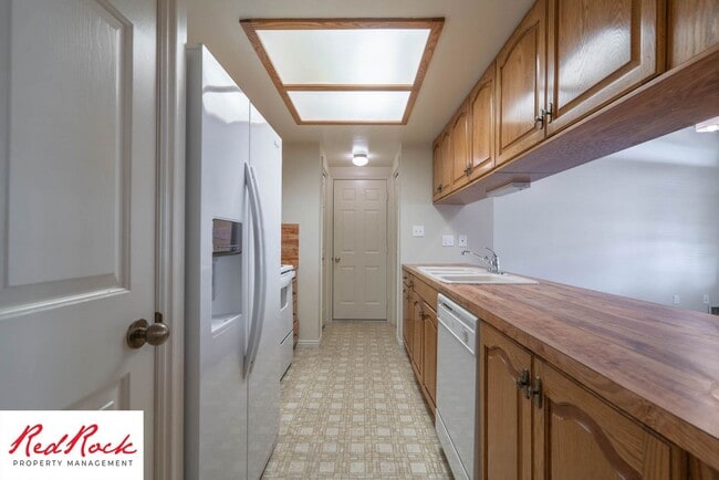 Building Photo - 3 Bedroom End Unit Townhome in Downtown St. George