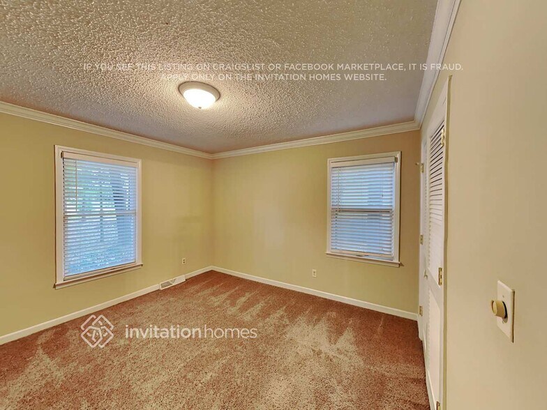Building Photo - 10225 Woodview Cir