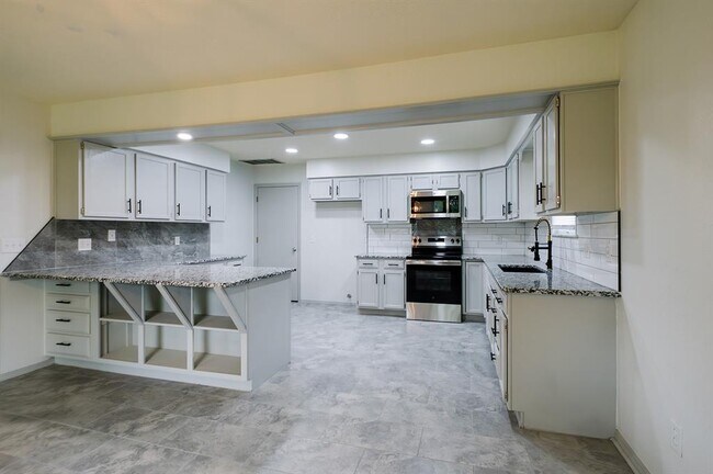 Building Photo - 3215 Woodsboro Dr